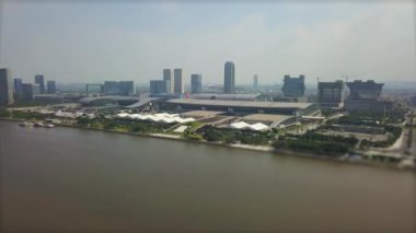 Guangzhou nehir kenarındaki gündüz manzarası. 4K Çin porseleni 