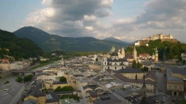 Salzburg, Avusturya - 7 Temmuz 2019: Gündüz saatinde Salzburg merkez şehir manzarası dağ üstü panorama 4 k dolaylarında 7 Temmuz 2019 Salzburg, Avusturya.