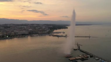 Akşam saatinde İsviçre 'deki büyük şelaleli Cenevre nehri manzarasının 4k görüntüsü  