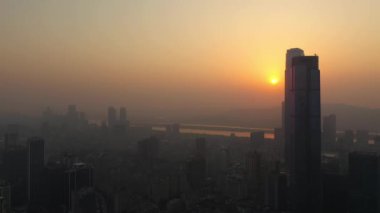 Changsha Şehri güneşli bir gün. Şehir merkezindeki ünlü körfez havacılığı panorama 4k porseleni.