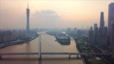 Akşam vakti Guangzhou nehir kenarı panoraması. 4K Çin porseleni 