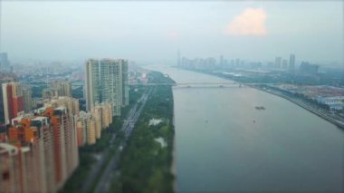 Akşam vakti Guangzhou nehir kenarı panoraması. 4K Çin porseleni 