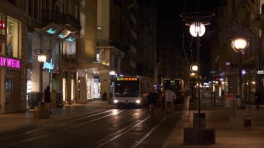 İsviçre Alacakaranlık Cenevre Şehri gece trafiği sokak görüntüsü 4K