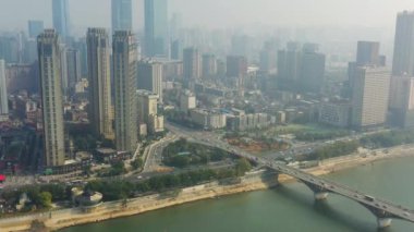 Gün batımı Changsha şehri nehir kenarı havacılık panoraması 4k porselen