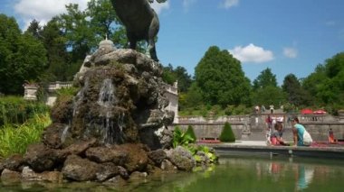 Salzburg, Avusturya - 7 Temmuz 2019: Güneşli bir şehir manzarası güneşli bir gün, ünlü bahçe çeşmesi panorama 4k dolaylarında 7 Temmuz 2019, Avusturya.