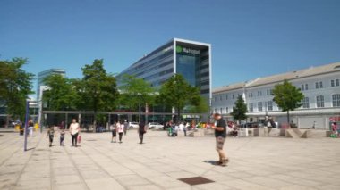 SALZBURG, AUSTRIA - 7 Temmuz 2019: Day time Salzburg şehir merkezi ünlü kare kalabalık ağır çekim panoraması 4k