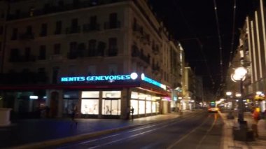 İsviçre Alacakaranlık Cenevre Şehri gece trafiği sokak görüntüsü 4K