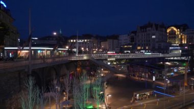 Gece Luzern şehrini aydınlattı. Şehir trafiği. Hava panorama 4k zaman ayarlı görüntüler