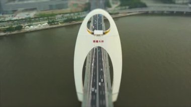 Guangzhou, Çin - 29 Eylül 2017: güneşli bir gün Guangzhou şehri ünlü Liede Köprüsü İnci Nehri Hava Panorama 4k dolaylarında 29 Eylül 2017 Guangzhou, Çin.
