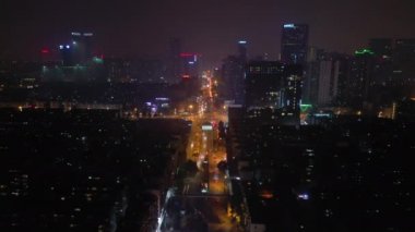 Gece vakti Chengdu şehrini aydınlattı şehir merkezindeki hava trafiği manzarası 4k porselen