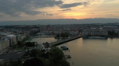 Akşam saatinde İsviçre 'de Cenevre şehir manzarasının dönme dolaplı 4k görüntüsü  