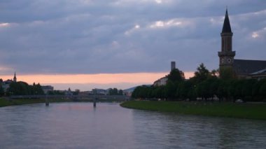 Gün batımı Salzburg şehir manzarası tepe manzarası manzarası 4k Avusturya