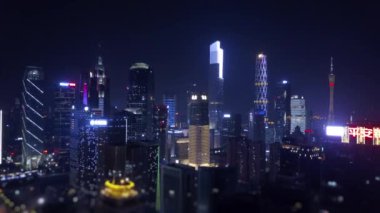 Gece vakti Guangzhou şehri havadan aydınlandı. 4K Çin porseleni 