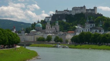 Salzburg, Avusturya - 7 Temmuz 2019: Gündüz saatinde Salzburg merkez şehir manzarası dağ üstü panorama 4 k dolaylarında 7 Temmuz 2019 Salzburg, Avusturya.