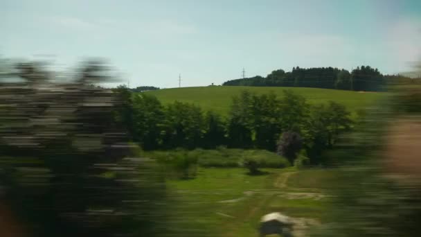 夏天的一天萨尔茨堡维耶纳火车路途乘客侧座全景4K奥地利 — 图库视频影像