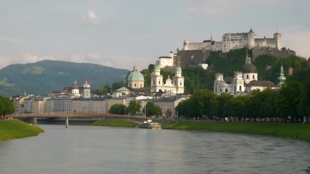 Salzburg Áustria Julho 2019 Dia Salzburgo Paisagem Urbana Central Montanha — Vídeo de Stock