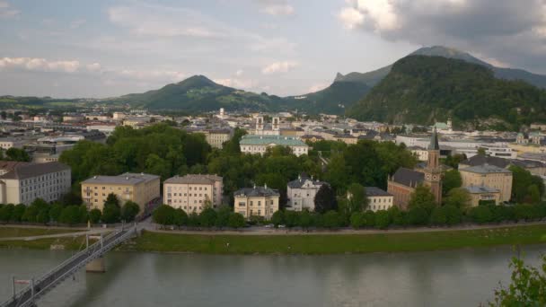 Salzburg Austria Julio 2019 Día Salzburgo Paisaje Urbano Central Montaña — Vídeo de stock