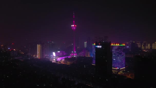 夜晚照亮了成都市中心的空中全景4K中国 — 图库视频影像