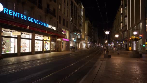 スイスの夕暮れジュネーブ市内夜の交通ストリート映像パノラマ4K — ストック動画