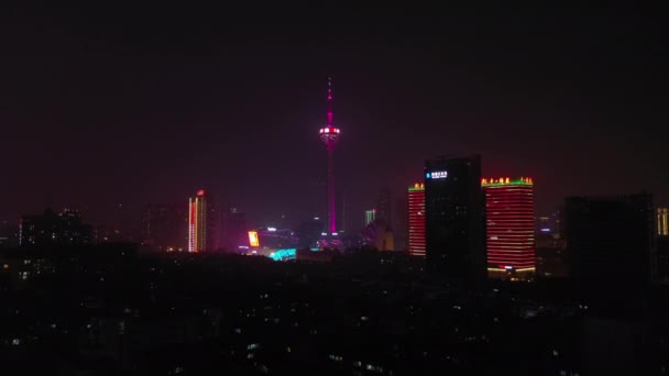 夜晚照亮了成都市中心的空中全景4K中国 — 图库视频影像