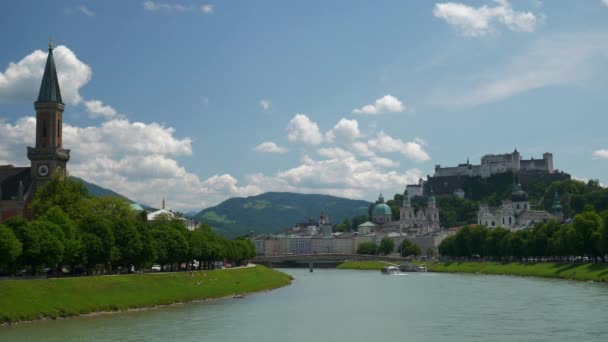 Salzburg Österrike Juli 2019 Dag Tid Salzburg Centrala Stadslandskap Bergstoppar — Stockvideo