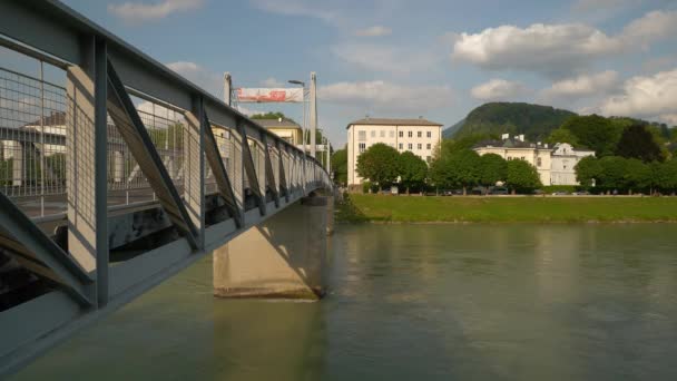 Día Verano Salzburgo Centro Ciudad Centro Orilla Del Río Cámara — Vídeos de Stock