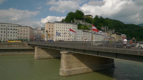 夏の日ザルツブルク市内中心部川沿いのスローモーションパノラマ 4Kオーストリア — ストック動画