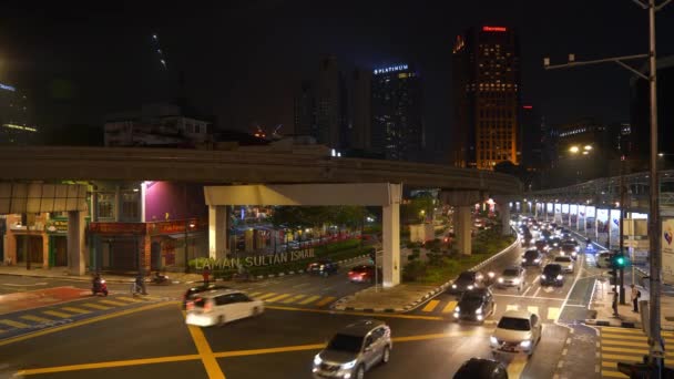 吉隆坡 马来西亚 2018年9月25日 夜间吉隆坡市中心交通街十字路口地铁线全景4K马来西亚 — 图库视频影像