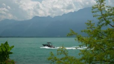 MONTREUX, SWitzERLAND - 12 Temmuz 2019: güneşli bir gün Montreux şehri ünlü Cenevre Gölü Körfezi feribot trafiği yavaş çekim panorama 4k 