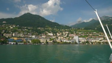 Güneşli bir gün Montreux şehri Cenevre Gölü ünlü feribot yolculuğu Panorama 4k İsviçre