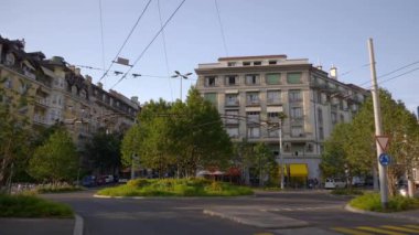 LAUSANNE, SWitness ZERLAND - 7 Temmuz 2019: güneşli bir akşam Lozan Şehri trafik sokağı panorama 4k