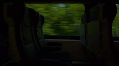 Yaz günü Salzburg Viyana tren yolculuğu yan koltuklar pov panorama 4k austria