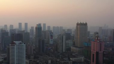 Changsha Şehri güneşli bir gün. Şehir merkezindeki ünlü körfez havacılığı panorama 4k porseleni.