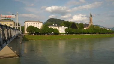 Gün batımı Salzburg şehir manzarası tepe manzarası manzarası 4k Avusturya
