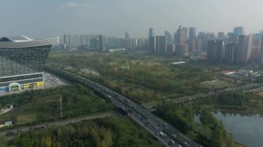 Gündüz vakti Chengdu şehri şehir merkezi hava trafik manzarası 4k porselen