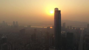 Changsha Şehri güneşli bir gün. Şehir merkezindeki ünlü körfez havacılığı panorama 4k porseleni.