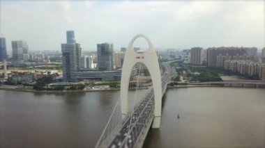 Guangzhou, Çin - 29 Eylül 2017: güneşli bir gün Guangzhou şehri ünlü Liede Köprüsü İnci Nehri Hava Panorama 4k dolaylarında 29 Eylül 2017 Guangzhou, Çin.