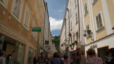 SALZBURG, AUSTRIA - 14 Temmuz 2019: Şehir merkezi gündüz vakti ünlü yaya yolu ağır çekim panorama 4k