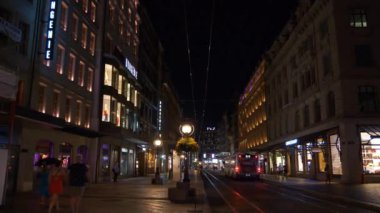 İsviçre Alacakaranlık Cenevre Şehri gece trafiği sokak görüntüsü 4K