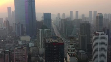 Changsha Şehri güneşli bir gün. Şehir merkezindeki ünlü körfez havacılığı panorama 4k porseleni.