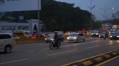 Kuala Lumpur, Malezya-Eylül 25 2018: gece zaman Kuala Lumpur şehir merkezi trafik sokak Kavşak metro hattı Panorama 4k Malezya