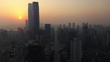Changsha Şehri güneşli bir gün. Şehir merkezindeki ünlü körfez havacılığı panorama 4k porseleni.
