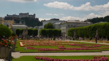 Salzburg, Avusturya - 7 Temmuz 2019: Güneşli bir şehir manzarası güneşli bir gün, ünlü bahçe çeşmesi panorama 4k dolaylarında 7 Temmuz 2019, Avusturya.