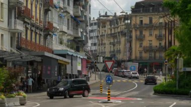 Montreux şehri. Şehir trafiği. Hava manzarası 4k yavaş çekim görüntüsü