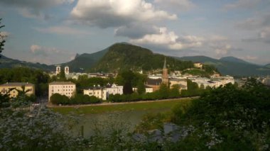 Gün batımı Salzburg şehir manzarası tepe manzarası manzarası 4k Avusturya