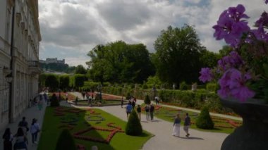 Salzburg, Avusturya - 7 Temmuz 2019: Güneşli bir şehir manzarası güneşli bir gün, ünlü bahçe çeşmesi panorama 4k dolaylarında 7 Temmuz 2019, Avusturya.