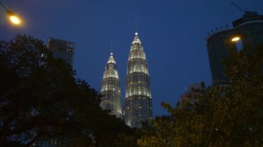 Kuala Lumpur, Malezya - Ekim 12018: Kuala lumpur şehir merkezi ünlü kuleler en iyi hava manzarası 4k cirka Ekim 1 2018 kuala lumpur, Malezya