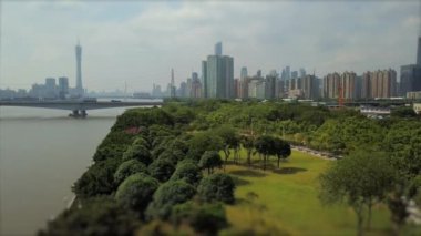 Guangzhou nehir kenarındaki gündüz manzarası. 4K Çin porseleni 