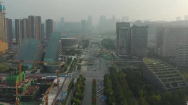 Gündüz vakti Chengdu şehri şehir merkezindeki panorama 4K porselen.