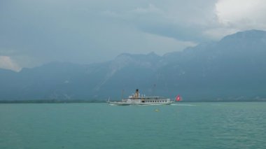 Güneşli bir gün Montreux şehri Cenevre Gölü ünlü feribot yolculuğu Panorama 4k İsviçre